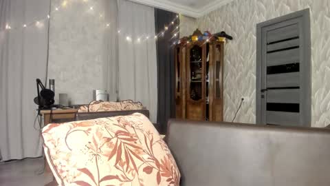 Isaac online show from February 16, 2:31 am