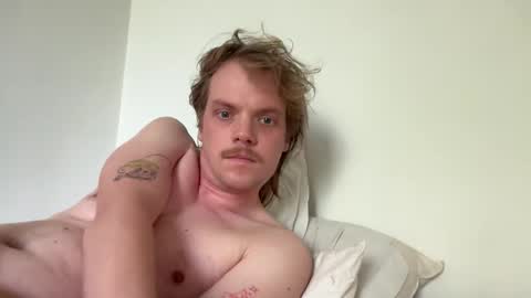 Snapshot of milkymitch chatting on October 19, 11:57 am Mimi online show from October 19, 11:57 am