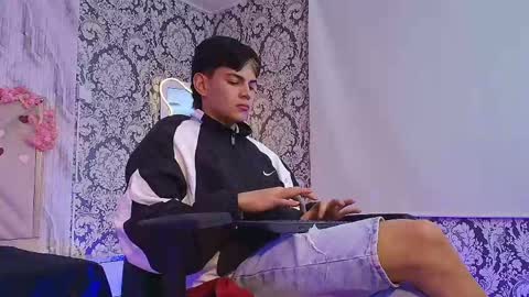 milo_tay1 online show from April 14, 2:44 am