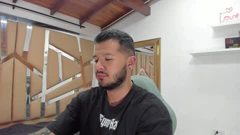 Snapshot of mr_mikee_ chatting on December 4, 3:04 am MIKEE online show from December 4, 3:04 am