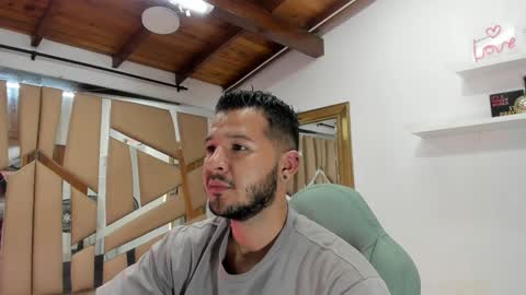 Snapshot of mr_mikee_ chatting on December 17, 3:06 am MIKEE online show from December 17, 3:06 am
