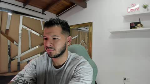 Snapshot of mr_mikee_ chatting on December 29, 3:11 am MIKEE online show from December 29, 3:11 am