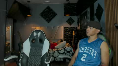 mr_mois online show from May 24, 6:19 am