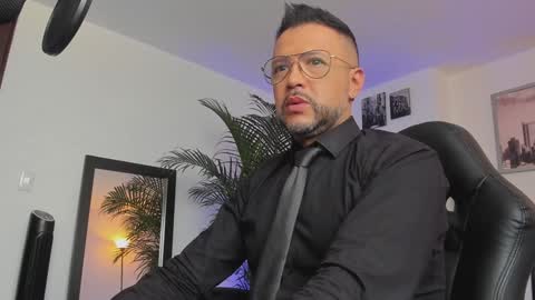 Snapshot of mrfrank_tattoo chatting on January 20, 12:28 pm MrFrank. online show from January 20, 12:28 pm