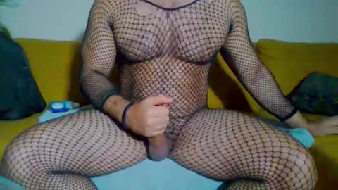 Snapshot of muscbttmbitch chatting on October 30, 12:46 am muscbttmbitch online show from October 30, 12:46 am