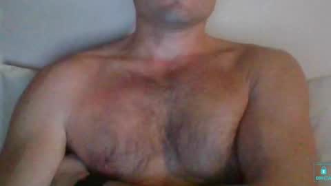 Snapshot of newtyguy90 chatting on January 4, 6:52 am newtyguy90 online show from January 4, 6:52 am