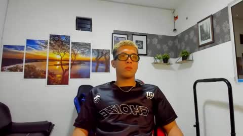 noah_flynn1 online show from November 7, 4:27 am