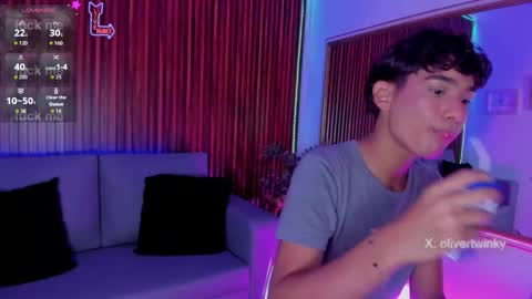 oliver20__ online show from March 25, 5:11 am