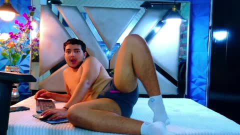 oliver_jamees online show from April 5, 12:45 pm
