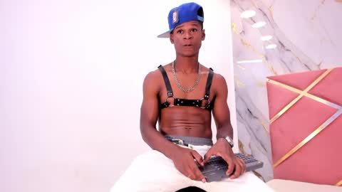 Luis And Luisa online show from April 9, 7:20 pm