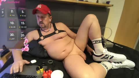 Snapshot of poppersbator73 chatting on March 9, 5:49 pm poppersbator73 online show from March 9, 5:49 pm
