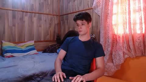 Snapshot of powertwinky chatting on December 8, 9:30 pm chris independent  online show from December 8, 9:30 pm