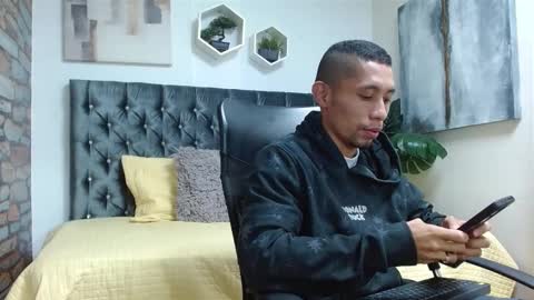 Snapshot of richar_voller chatting on February 10, 11:15 am richar_voller online show from February 10, 11:15 am