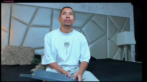 Snapshot of richar_voller chatting on October 14, 11:28 am richar_voller online show from October 14, 11:28 am