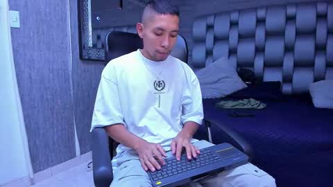 Snapshot of richar_voller chatting on October 11, 11:36 am richar_voller online show from October 11, 11:36 am
