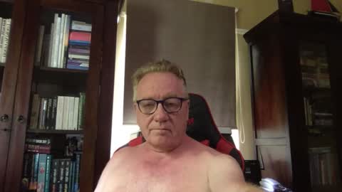 RobertTheRabbit online show from December 30, 8:21 am