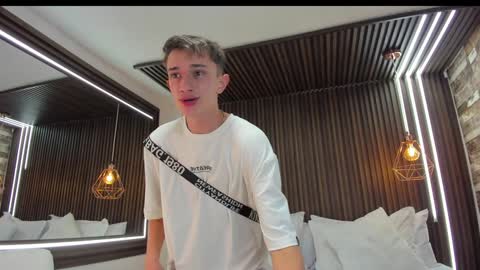 twink juli online show from February 26, 1:43 am