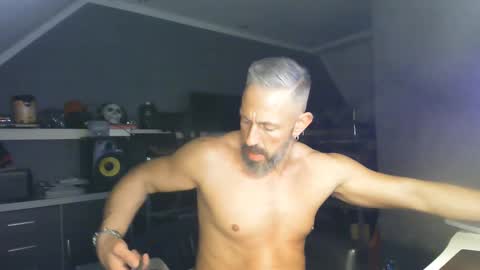 Chico que rico Caliente online show from February 22, 11:43 pm