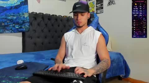 Snapshot of salvatore_dereck chatting on December 6, 1:18 am online show from December 6, 1:18 am