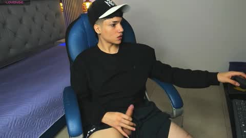 Sam online show from February 5, 1:18 pm