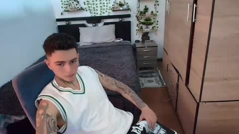 santi_ss online show from April 14, 2:49 pm