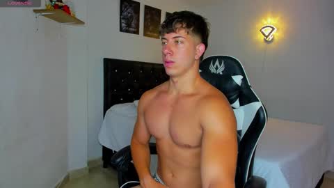 Snapshot of sean_brownx chatting on October 8, 12:20 pm Sean online show from October 8, 12:20 pm