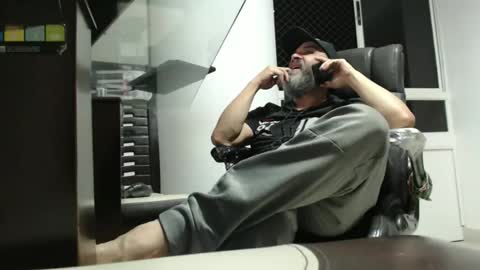 hetero serio discreto online show from April 14, 11:59 pm