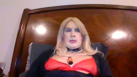 Snapshot of sissyandi38 chatting on September 19, 11:37 pm wants to suck cock online show from September 19, 11:37 pm