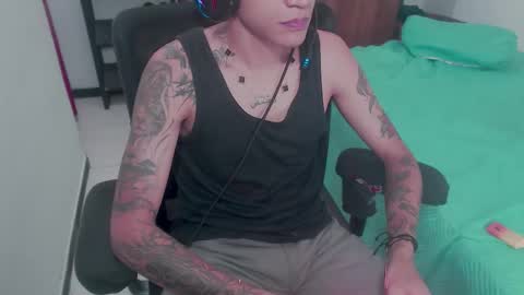 Snapshot of skateboy444 chatting on October 19, 6:07 am king online show from October 19, 6:07 am