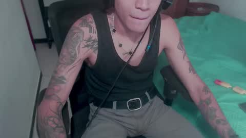 Snapshot of skateboy444 chatting on October 18, 3:11 am king online show from October 18, 3:11 am