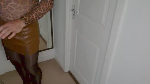 stockings_stockings online show from April 15, 4:18 pm