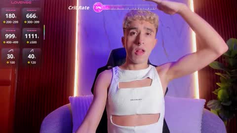 Snapshot of sweet_santii chatting on October 13, 12:11 pm Santiago online show from October 13, 12:11 pm