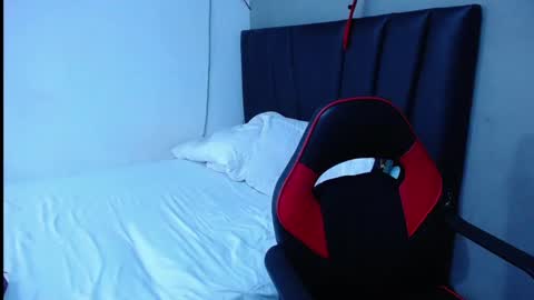 Tayron online show from October 4, 7:51 pm