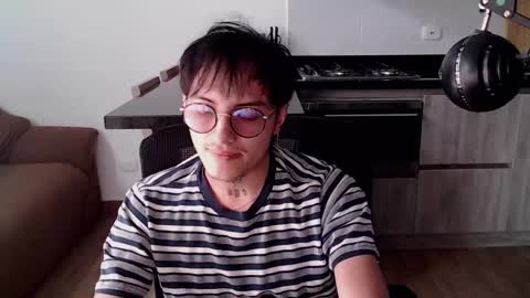 Teo independent model online show from April 10, 3:30 pm