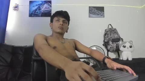 Snapshot of the_weed_guys chatting on December 21, 8:10 pm Danny online show from December 21, 8:10 pm