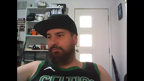 Snapshot of theozbeardguy chatting on January 19, 2:15 am aussiebeard online show from January 19, 2:15 am