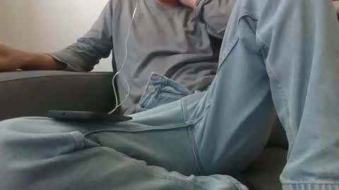 Scarf guy online show from March 31, 5:14 pm