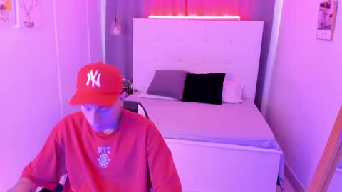 Thiago  online show from April 12, 1:23 pm