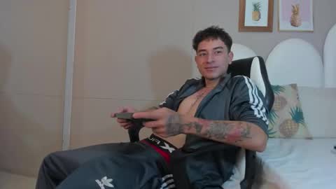 Thiago  online show from March 20, 1:09 am