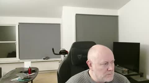 thomash32 online show from November 9, 9:30 pm