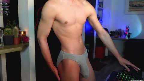   L e a n d e r   25OFF ON MY OF online show from April 14, 3:55 pm