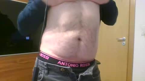 Snapshot of tirolerboy27 chatting on December 17, 1:49 pm Tirolerboy27 online show from December 17, 1:49 pm