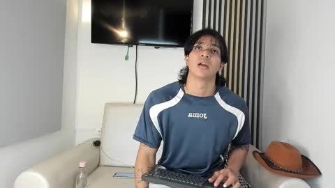 Snapshot of toji_lee chatting on October 20, 3:10 am toji lee online show from October 20, 3:10 am