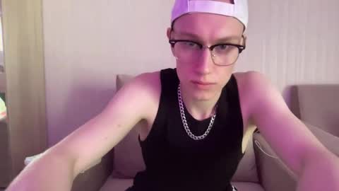 Travis online show from April 6, 9:21 am