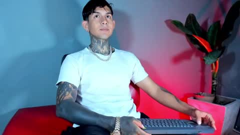 Snapshot of travistanner28 chatting on February 26, 7:03 pm TRAV - INDEPENDENT MODEL online show from February 26, 7:03 pm