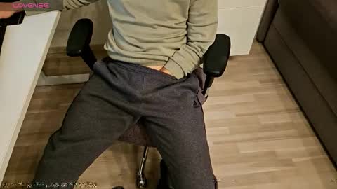 tree1989 online show from November 16, 7:38 pm