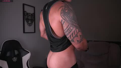 Snapshot of tyler_muscle chatting on October 7, 12:26 am David online show from October 7, 12:26 am