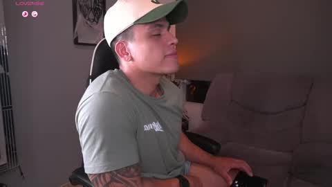 Snapshot of tyler_muscle chatting on October 15, 2:30 am David online show from October 15, 2:30 am