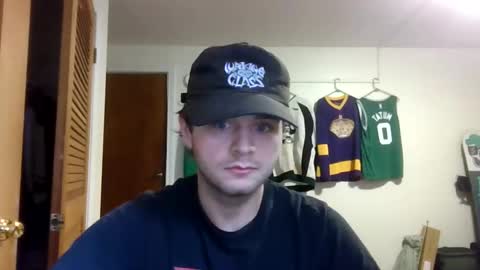 weenskir online show from April 12, 5:03 pm