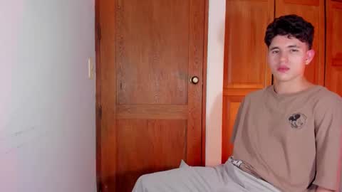 whos_he online show from December 21, 1:24 am